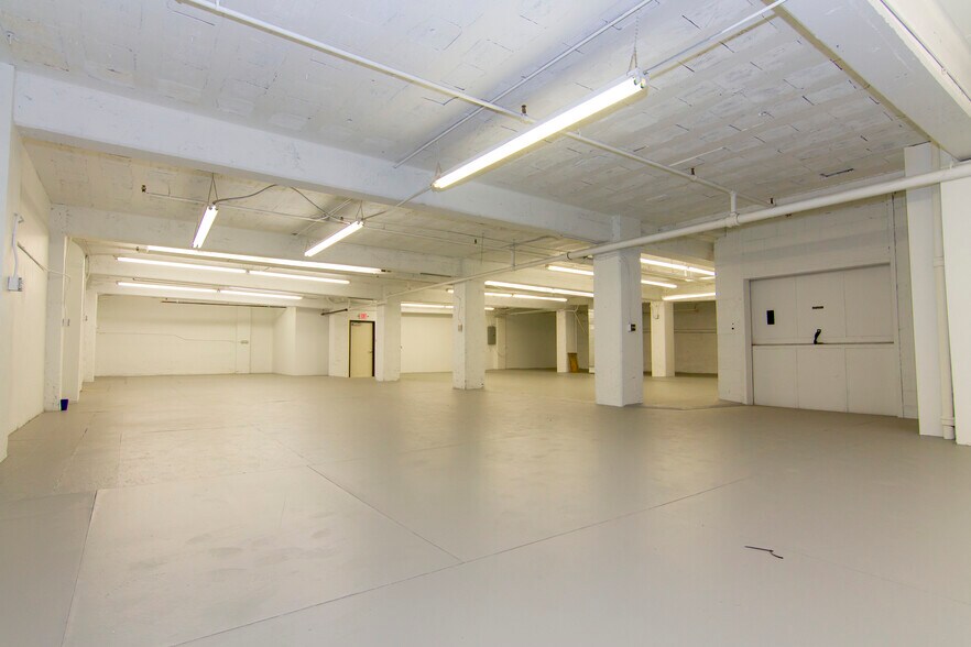 More Photos Of 3207 SW 1st Ave, Portland Showroom For Lease