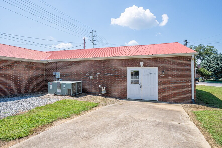 More Photos Of 2303 E Main St, Lincolnton Office For Sale