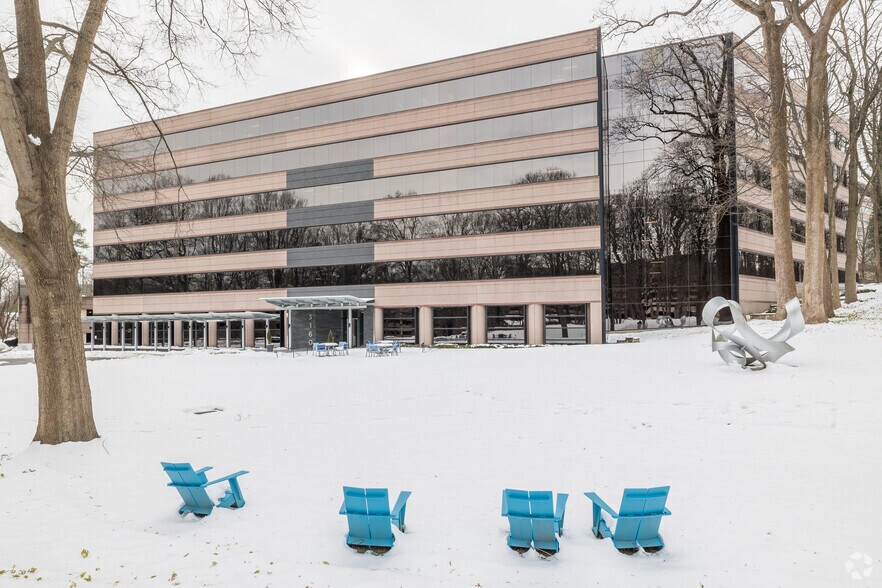 More Photos Of 3160 Fairview Park Dr, Falls Church Office For Lease