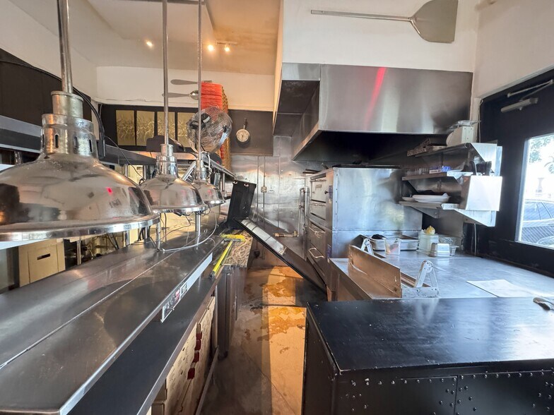 More Photos Of 668 NW 5th St, Miami Restaurant For Lease