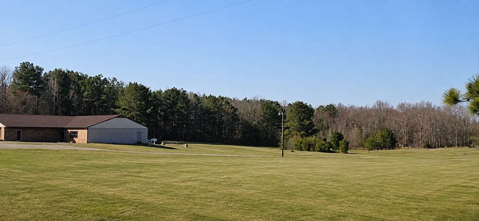 More Photos Of 302 W Colonial Trail Hwy, Blackstone Freestanding For Lease