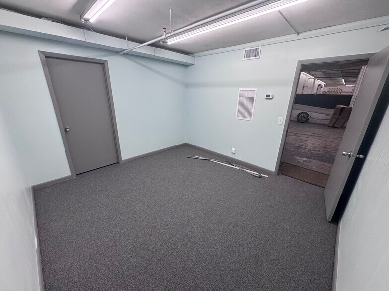 More Photos Of 5107 W University Blvd, Jacksonville Warehouse For Lease