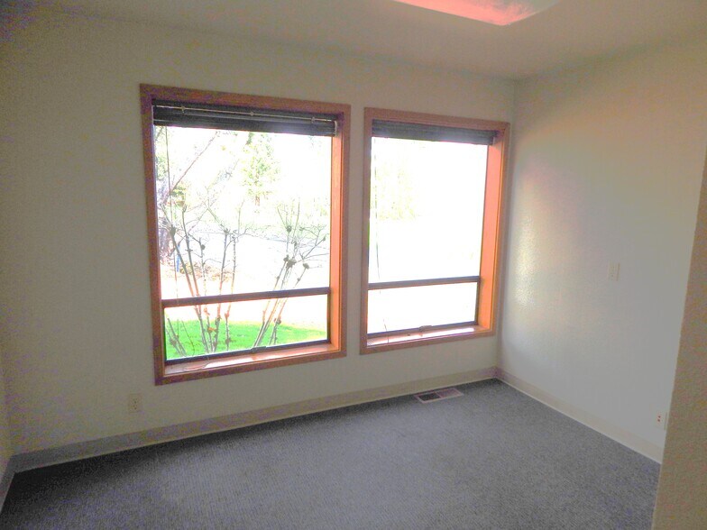 More Photos Of 272 Medical Loop, Roseburg Office For Sale