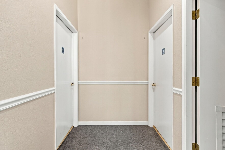 More Photos Of 403 W 11th St, Tracy Office For Sale