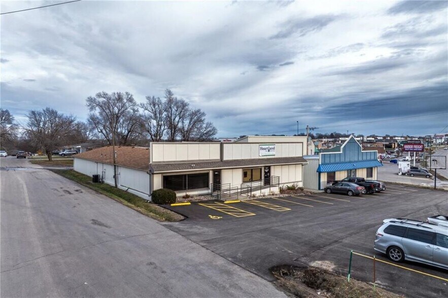 More Photos Of 2327 N Belt Hwy, Saint Joseph General Retail For Lease
