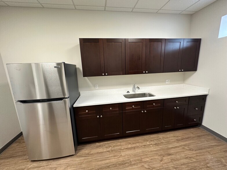 More Photos Of 3023 E Kemper Rd, Cincinnati Warehouse For Lease