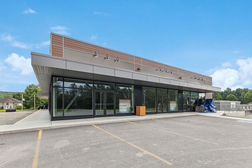 More Photos Of 1797 Rte Du Carrefour, Val-des-monts Storefront Retail Office For Lease