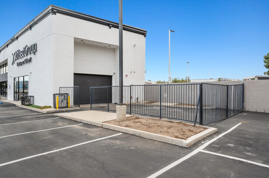 More Photos Of 800 E Dyer Rd, Santa Ana Showroom For Lease