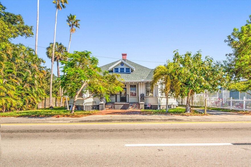 More Photos Of 1793 Fowler St, Fort Myers Freestanding For Lease
