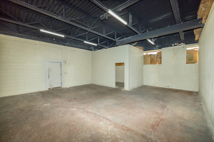 More Photos Of 1016-1020 N 10th St, Kansas City Light Distribution For Sale