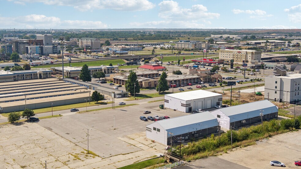 More Photos Of 4403-4411 SW 3rd St, Oklahoma City Showroom For Lease