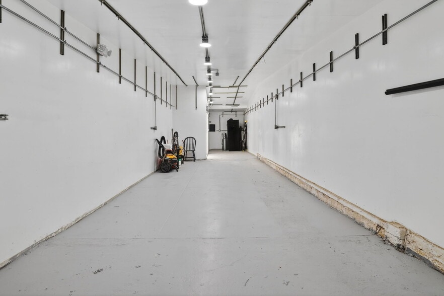 More Photos Of 9939 Commerce Ave, Tujunga Storefront For Sale