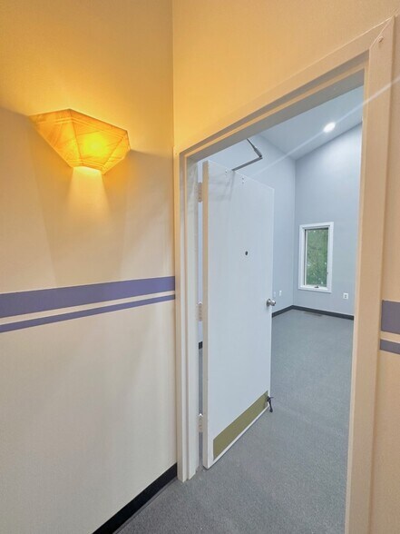 More Photos Of 9300-9306 Old Keene Mill Rd, Burke Loft Creative Space For Lease