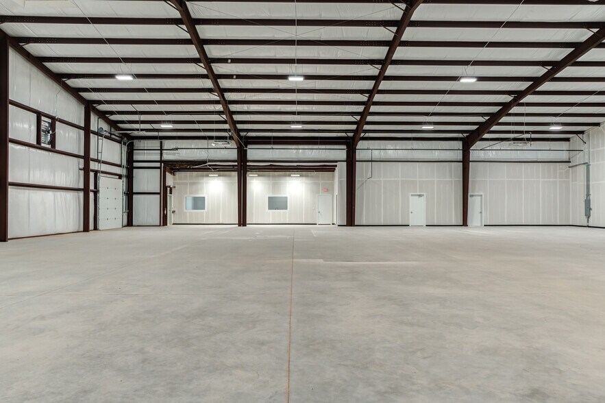 More Photos Of 9007 CR 6820, Lubbock Warehouse For Lease
