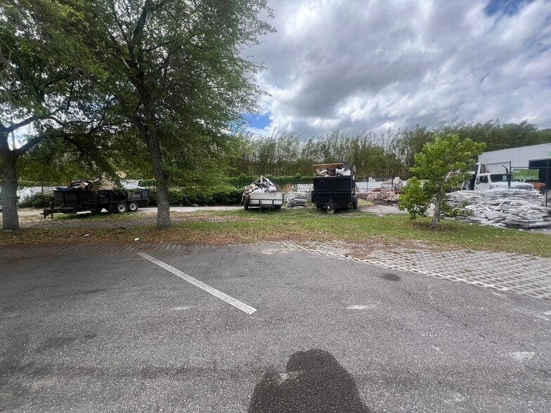 More Photos Of 7704 W Hillsborough Ave, Tampa Warehouse For Lease