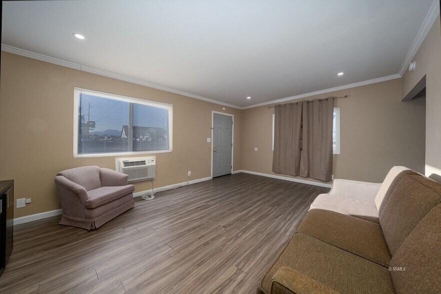 More Photos Of 339 W Church Ave, Ridgecrest Hotel For Sale