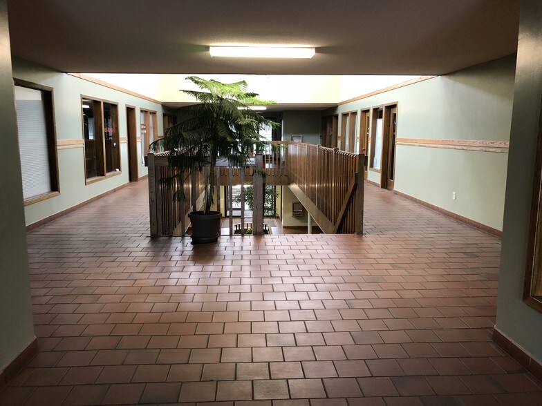 More Photos Of 1810 Crestview Dr, Hudson Office For Lease