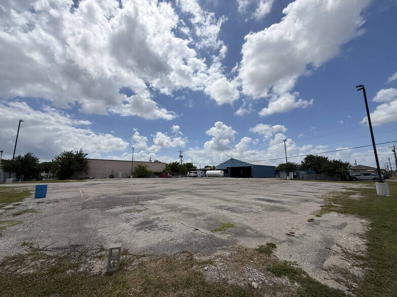 More Photos Of 1502 Galveston St, South Houston Service For Lease