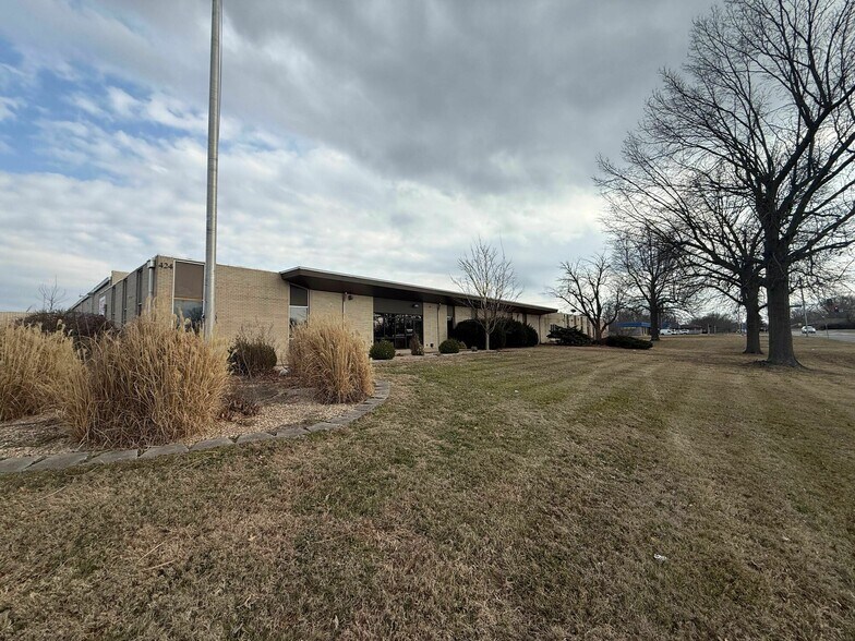 More Photos Of 424 N Cedarbrook Ave, Springfield Manufacturing For Sale