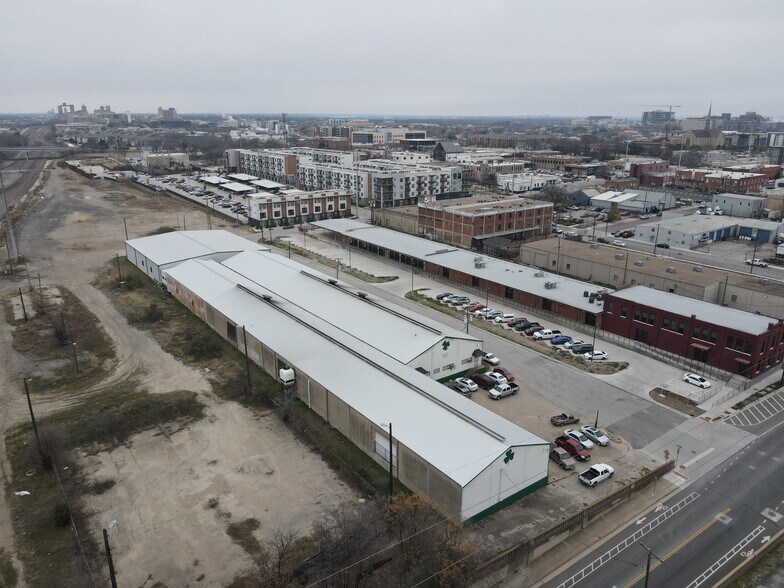More Photos Of 400 E Vickery Blvd, Fort Worth Warehouse For Lease