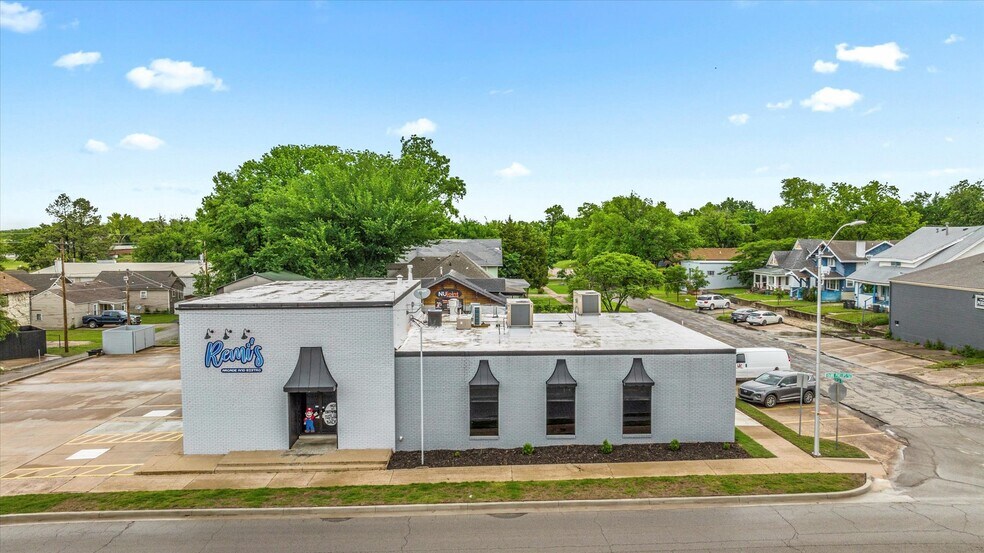 Primary Photo Of 622 SE Frank Phillips Blvd, Bartlesville General Retail For Sale