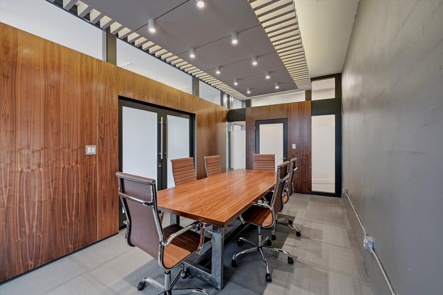 More Photos Of 118 W Chestnut St, Denison Office For Sale