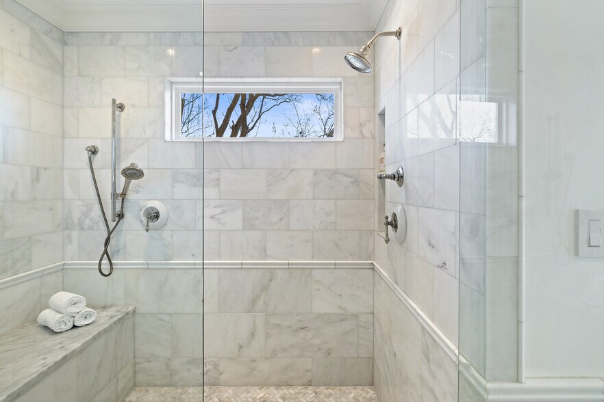 More Photos Of 1810 W 35th St, Austin Specialty For Sale