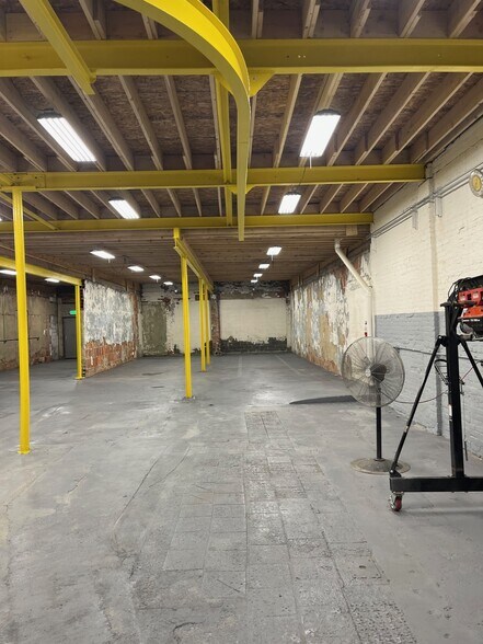More Photos Of 22014 John R Rd, Hazel Park Warehouse For Lease