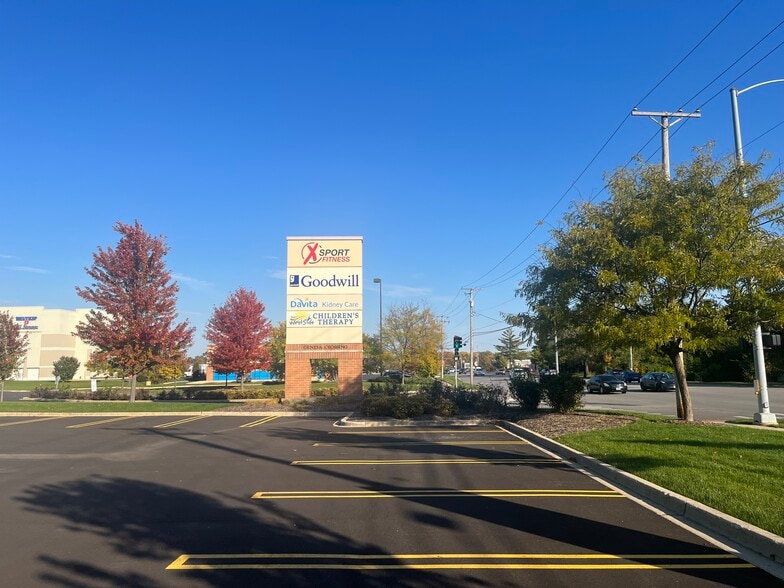 More Photos Of 335-411 E Geneva Rd, Carol Stream Unknown For Lease