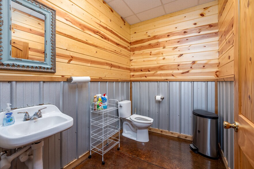 More Photos Of 1910 E Jackson St, Hugo Freestanding For Sale