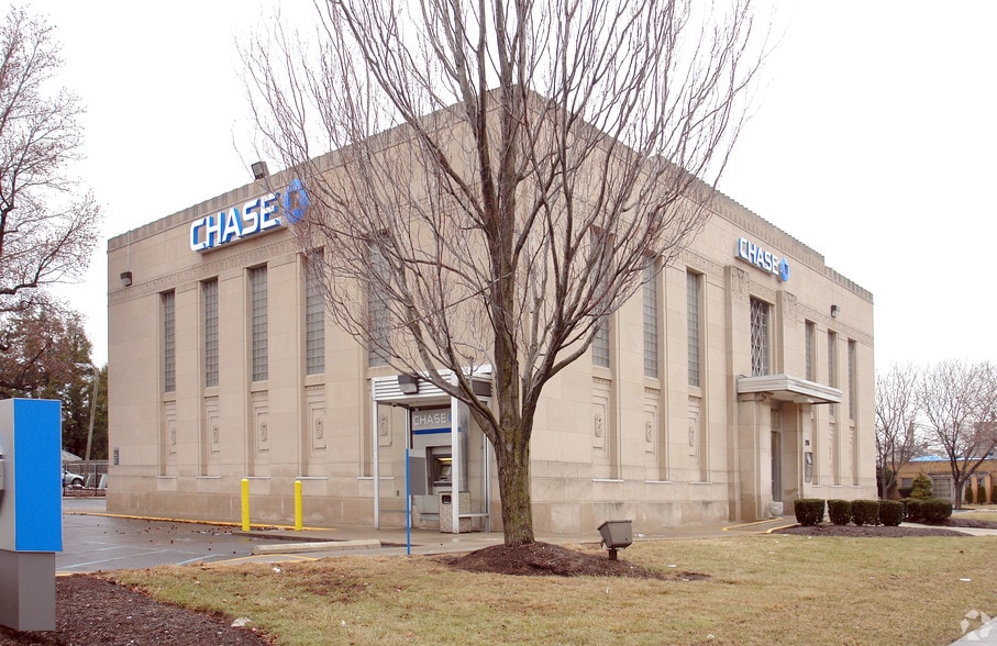 More Photos Of 215 E 38th St, Indianapolis Bank For Lease