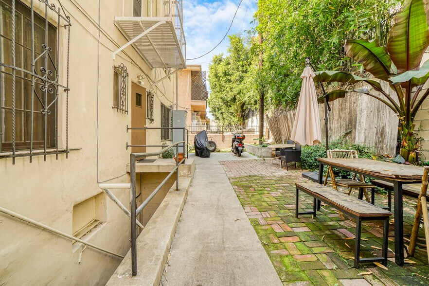 More Photos Of 7063 Lanewood Ave, Los Angeles Apartments For Sale