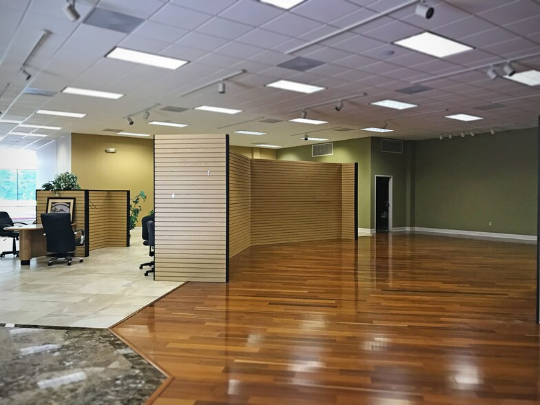 More Photos Of 8590 Philips Hwy, Jacksonville Freestanding For Lease