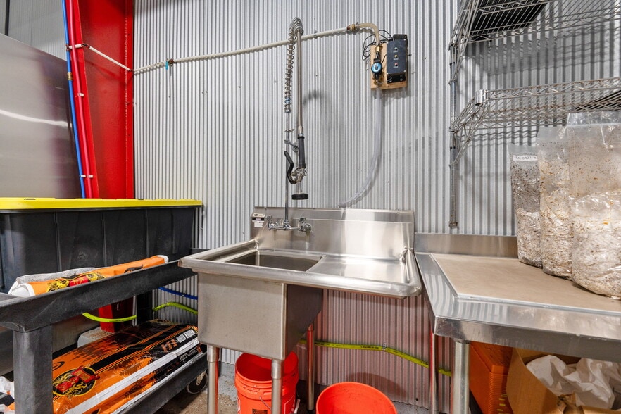 More Photos Of 876 N 20th St, Columbus Warehouse For Lease