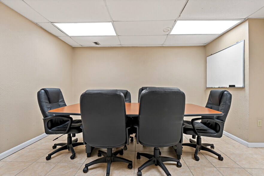 More Photos Of 567 Avenue K SE, Winter Haven Office For Sale