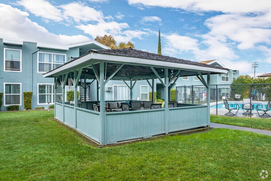 More Photos Of 5500 Foothill Gardens Ct, Sacramento Apartments For Sale