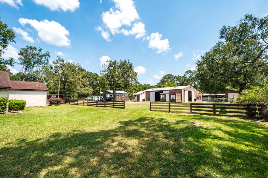 More Photos Of 16410 FM 1485 Rd, Conroe Veterinarian Kennel For Sale