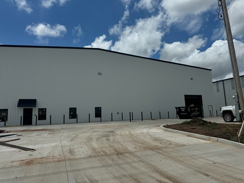 More Photos Of 2341 S Council Rd, Oklahoma City Warehouse For Lease
