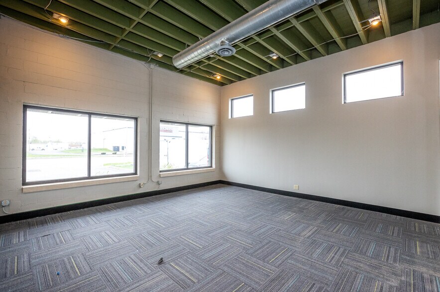 More Photos Of 1728 W 16th St, Indianapolis General Retail For Lease