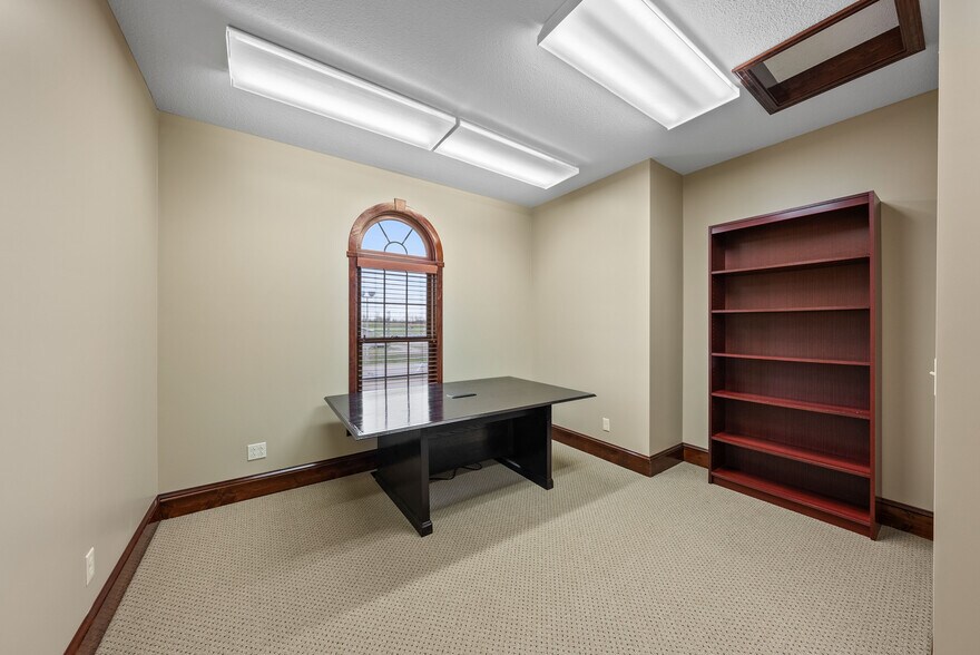 More Photos Of 616 Lana Dr, Cameron Office For Sale