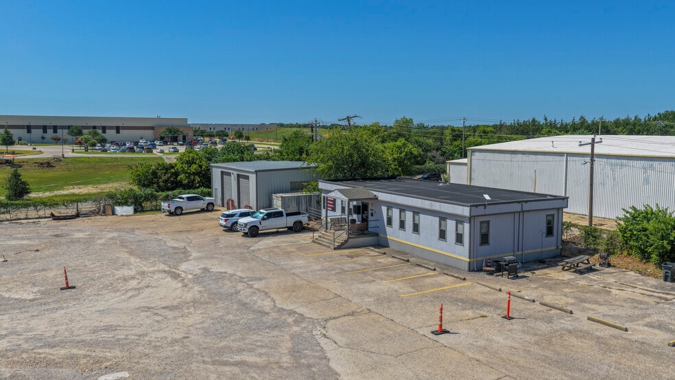 More Photos Of 950 Trinity Dr, Mansfield Flex For Lease