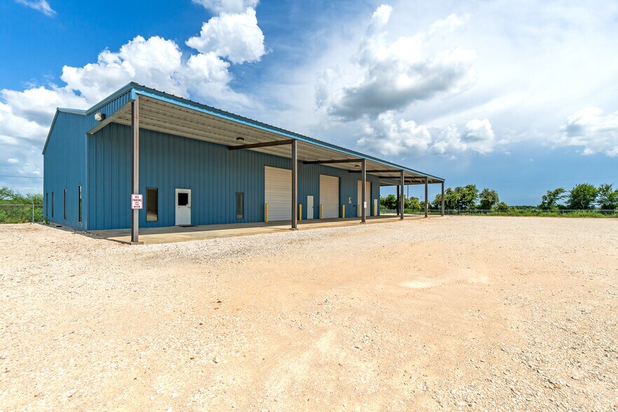More Photos Of 945 Huser Blvd, Schulenburg Warehouse For Lease
