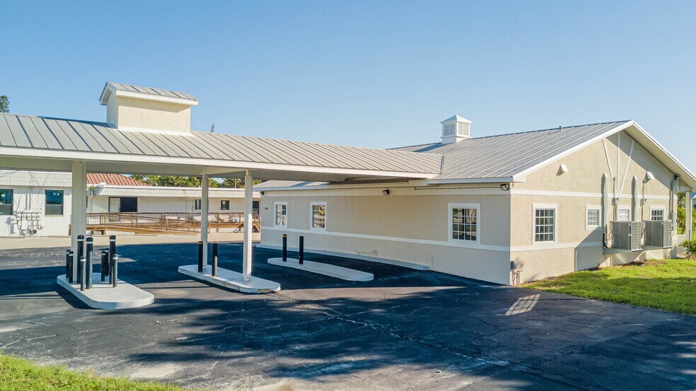 More Photos Of 6061 Estero Blvd, Fort Myers Bank For Sale