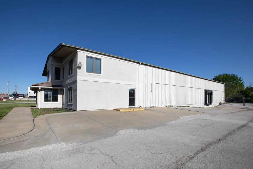 More Photos Of 910 SE 7th Ter, Lee's Summit Office For Lease