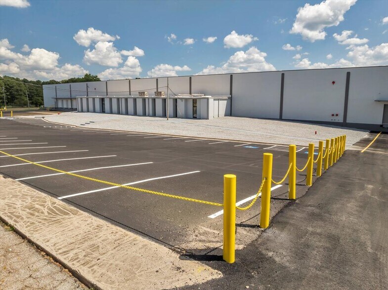 More Photos Of 206 Mathews St, Barnesville Distribution For Lease