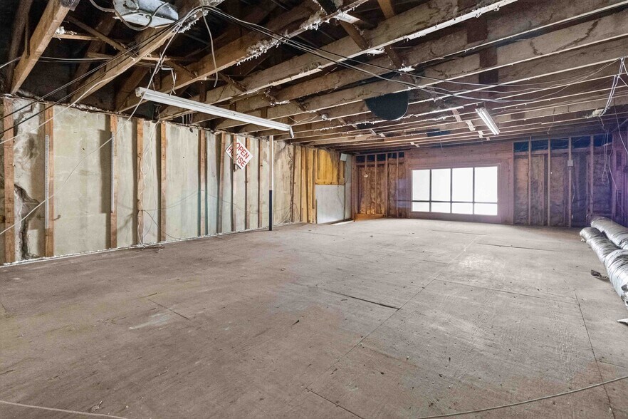 More Photos Of 38 Sycamore St, Jefferson Office For Sale