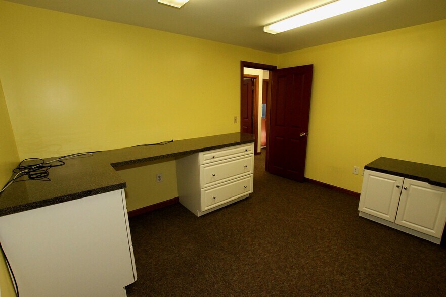 More Photos Of 9 Old Westminster Rd, Hubbardston Warehouse For Lease