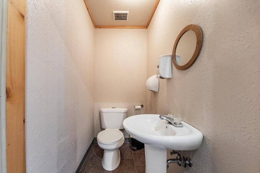 More Photos Of 880 Rue Richelieu, Beloeil Storefront For Sale