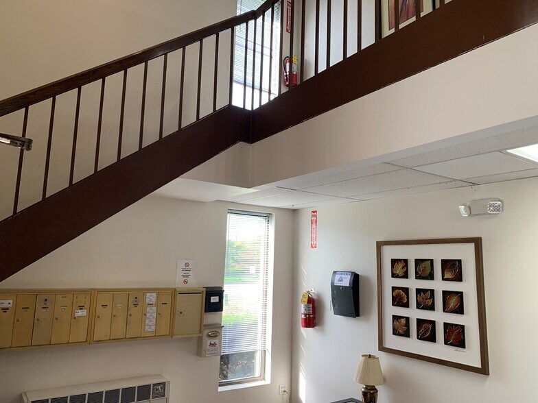 More Photos Of 684 W Boughton Rd, Bolingbrook Office For Lease