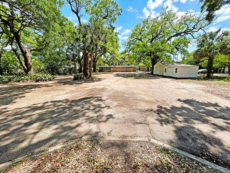 More Photos Of 1304 Government St, Mobile Veterinarian Kennel For Sale